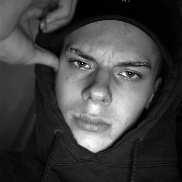 Selling expensive clothing only - Picture 3 of 4